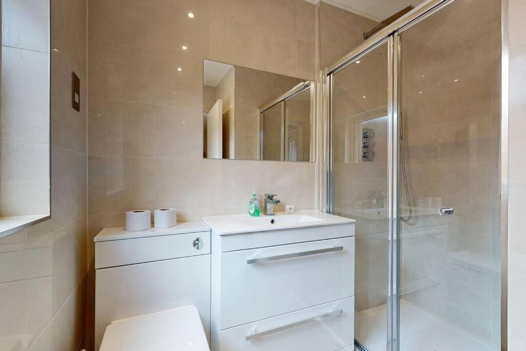 Elegant 2Bed Flat 10Min To Wimbledon Tennis Courts 런던 외부 사진